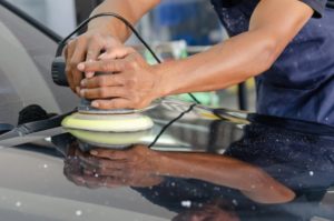 Autopolitur mit einer Politurmaschine