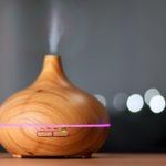Diffuser Kaufratgeber, Vergleich und Test. Diffuser ist eingeschaltete und leuchtet.