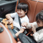 Kinder haben Spaß mit einem DVD-Player im Auto