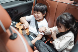 Kinder haben Spaß mit einem DVD-Player im Auto