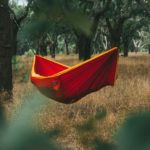 Rote Hängematte im Wald
