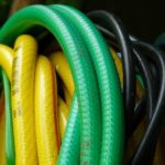 unterschiedliche bunte Gartenschläuche