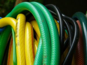 unterschiedliche bunte Gartenschläuche