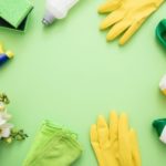 Mehrere Putzutensilien, darunter Essigreiniger, Gummihandschuhe, Reinigungsprodukte und Lappen