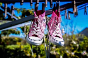 Sportschuhe trocknen in der Sonne