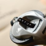 Graues Beschriftungsgerät mit schwarzem Etikett, mit der Aufschrift "STARTUP"