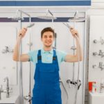 Sanitärinstallateur vergleicht Regendusche-Komplettsets