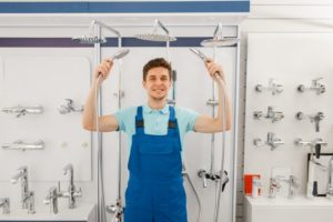 Sanitärinstallateur vergleicht Regendusche-Komplettsets