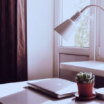 Schreibtischlampe Laptop und Pflanze