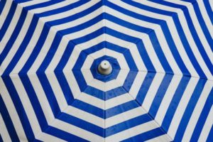 Blau-weißer Sonnenschirm für den Balkon oder Strand