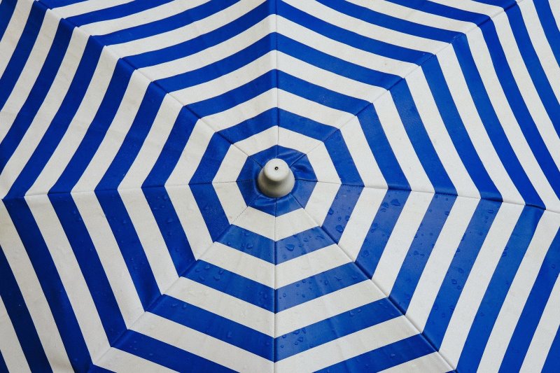 Blau-weißer Sonnenschirm für den Balkon oder Strand
