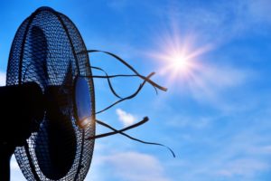 Standventilator im Sommer wirkt erfrischend