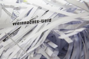 Papier mit Aktenvernichter in Streifen zerkleinert