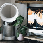 Ein Turmventilator auf einem Schreibtisch