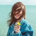 Ein-lächelndes-Mädchen-im-Wind-des-Säulembentilators