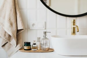 Goldene Waschtischarmatur und Waschbecken