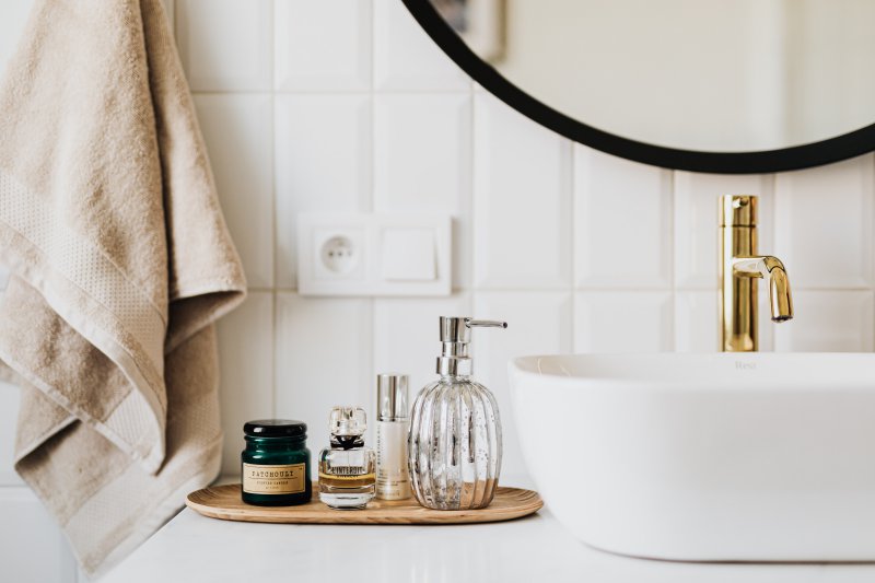 Goldene Waschtischarmatur und Waschbecken