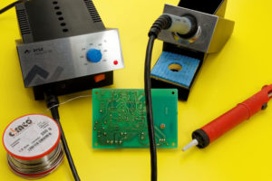 Analoge Lötstation mit Entlötpumpe und Lötzinn
