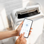 Eine mobile Klimaanlage wird per Smartphone gesteuert.