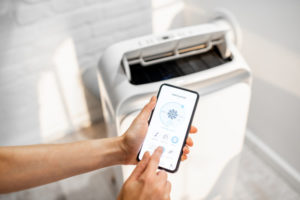 Eine mobile Klimaanlage wird per Smartphone gesteuert.