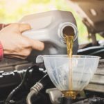 Einfüllen von Motoröl mithilfe eines Trichters