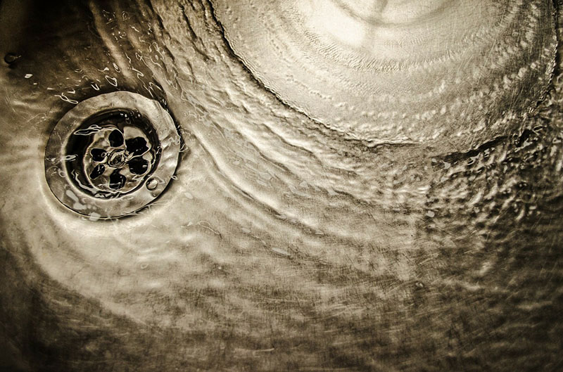 Wasser fliest Dank Rohrreiniger wieder ab.