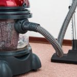 Teppichreiniger auf einem roten Teppich