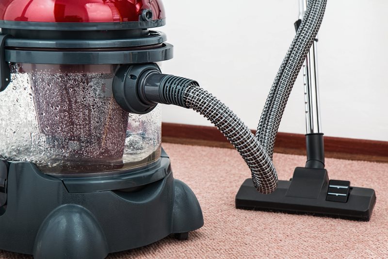 Teppichreiniger auf einem roten Teppich