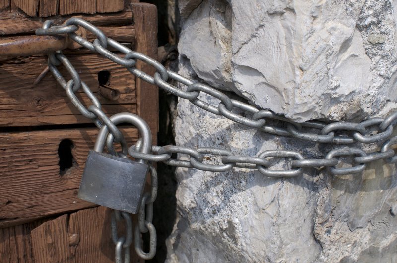 vorhaengeschloss-sichert-tuer-mit-kette