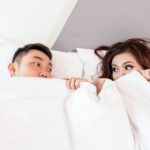 Ein Paar kuschelt sich auf ein Wärmeunterbett