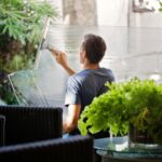 Putzen ohne einen Fensterputzroboter