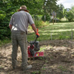Die Gartenfräse während der Nutzung