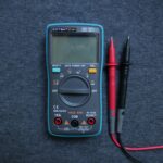 Ein blauer Multimeter mit Messpitzen