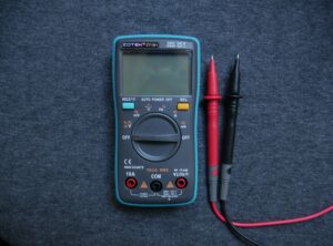 Ein blauer Multimeter mit Messpitzen
