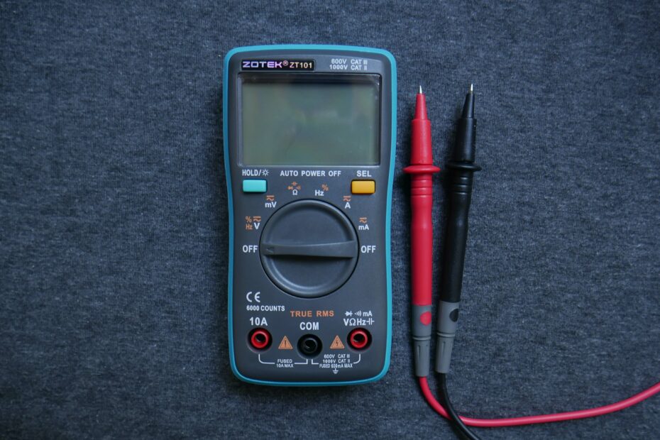 Ein blauer Multimeter mit Messpitzen