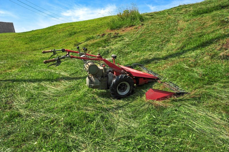 Balkenmäher mit großer Schnittbreite auf einer gemähten Wiese