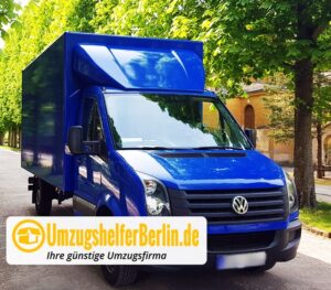 Blauer Umzugs-Transporter auf einer Allee, neutrale Darstellung