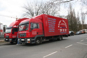 Roter Umzugs-Lkw mit Beschriftung zu Umzugsleistungen