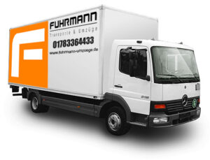 Umzugs-Lkw mit Firmenlogo auf der Straße