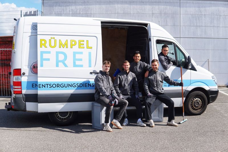 Entrümpelungs-Team mit Transporter bei der Arbeit